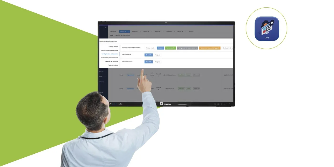 Persona operando el panel de administración DMS sobre una pantalla interactiva QMaster