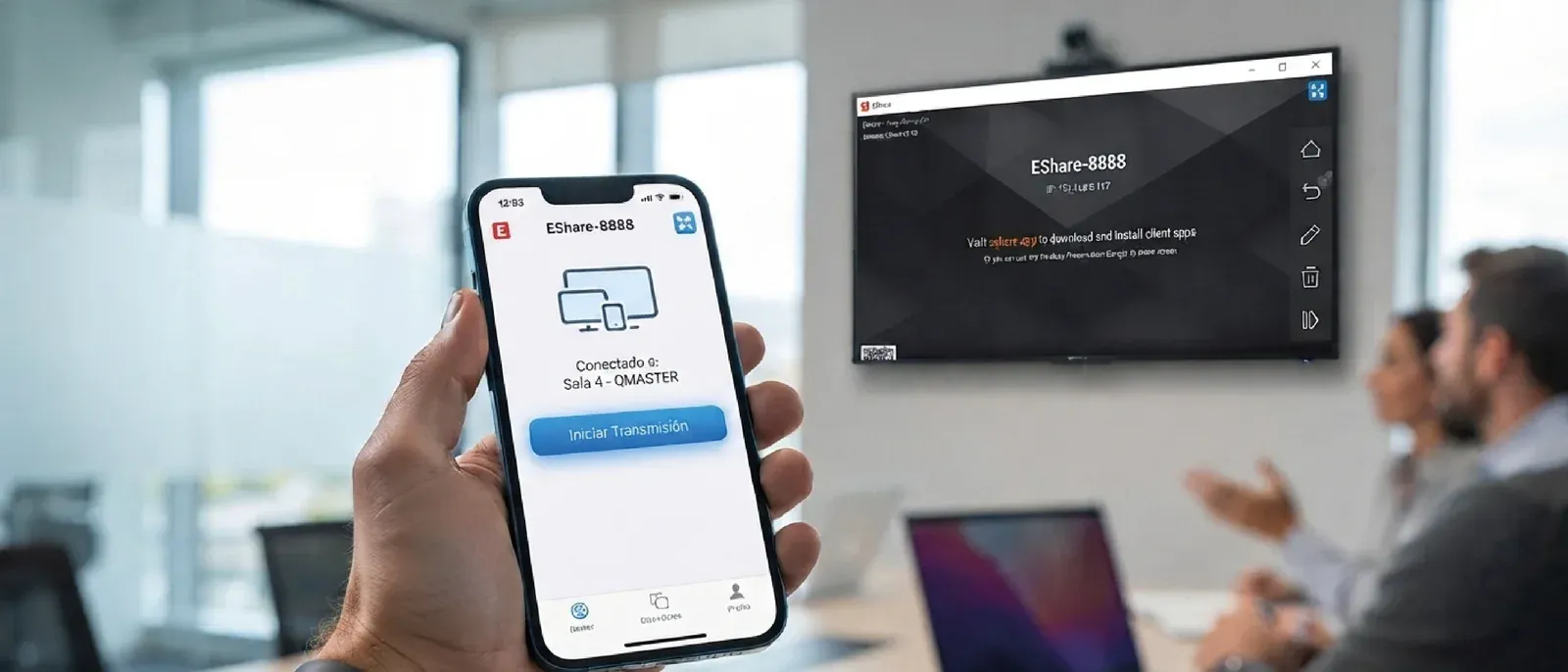 Un celular muestra eShare conectado a una sala y, al fondo, la pantalla QMaster con el código de conexión durante una reunión
