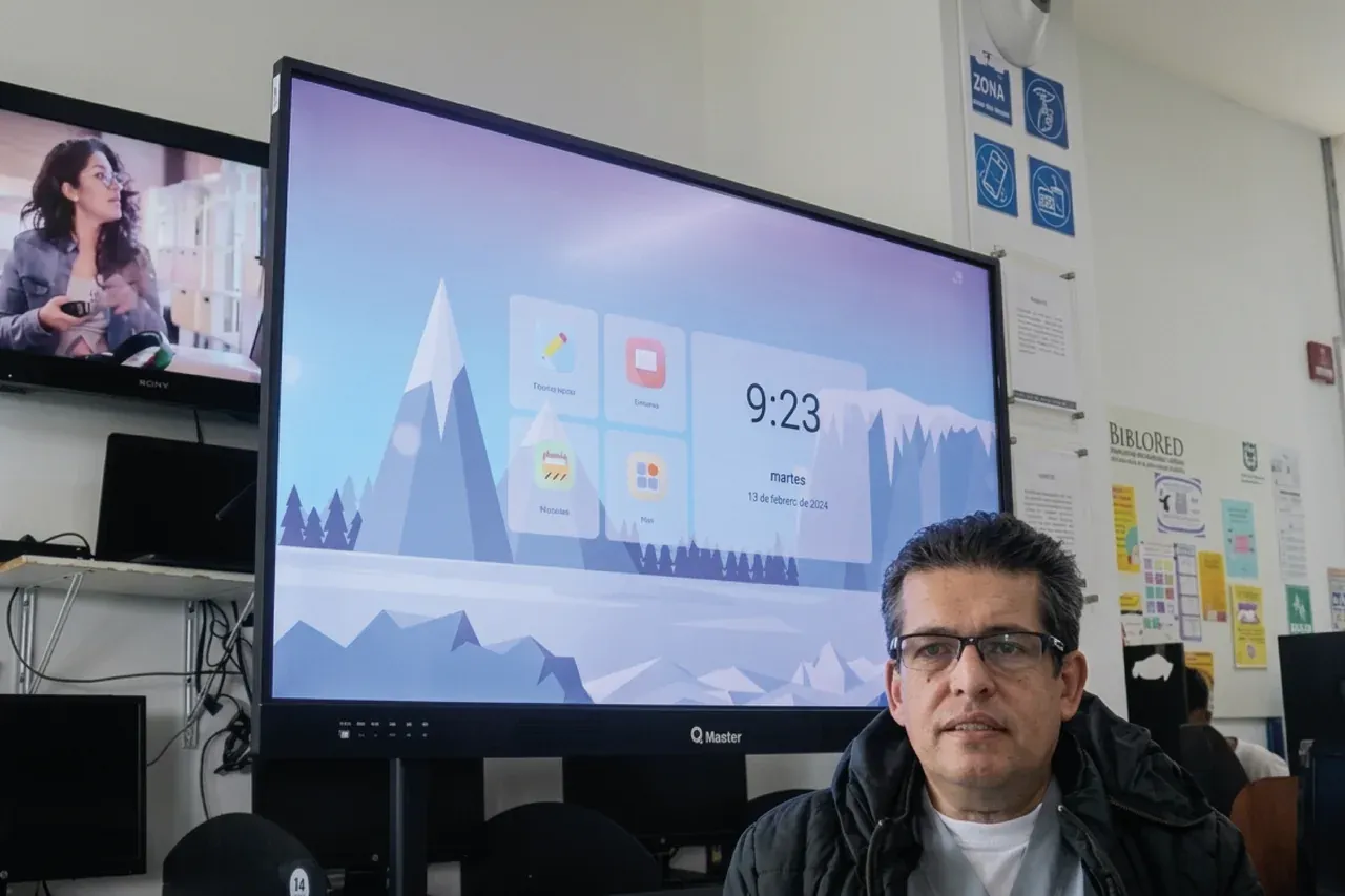 Pantalla interactiva mostrando el escritorio de inicio con la hora, durante una jornada de la programación de la biblioteca.