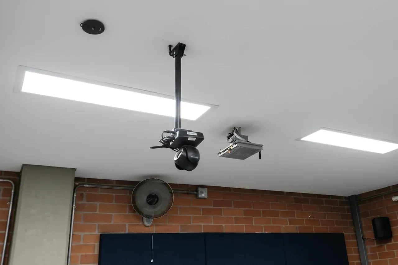 Techo del aula con el soporte de la cámara PTZ y el proyector que la universidad ya tenía instalados antes del cambio.