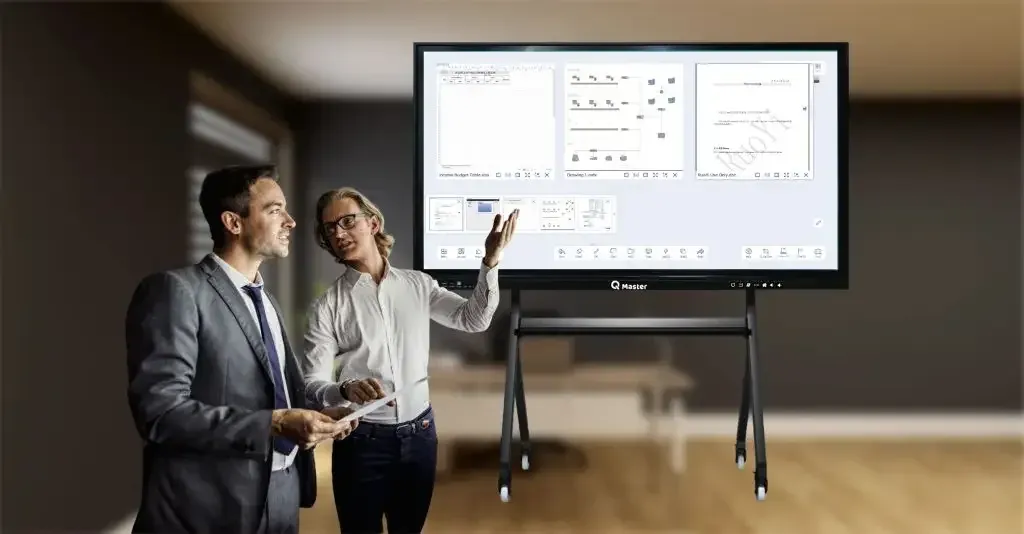 Dos personas trabajando frente a una pantalla interactiva con la pizarra Umind abierta