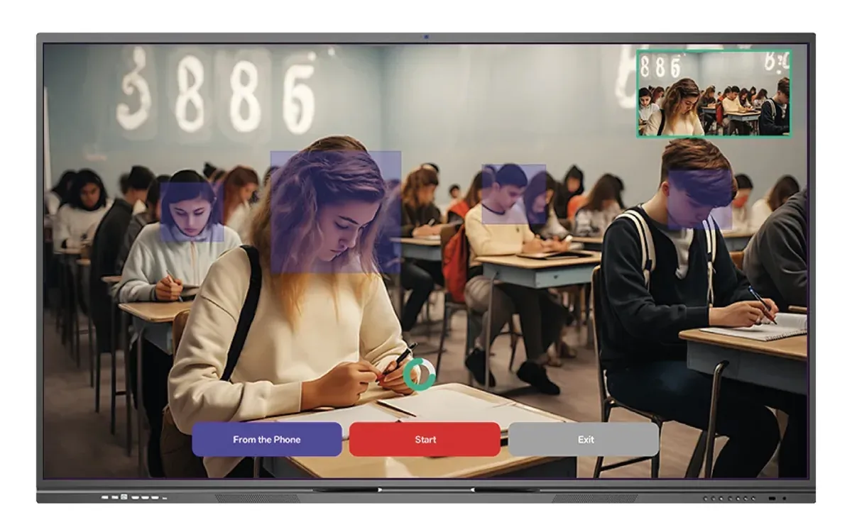 Aula de estudiantes en una pantalla interactiva QMaster, con los rostros detectados marcados para el conteo de asistencia